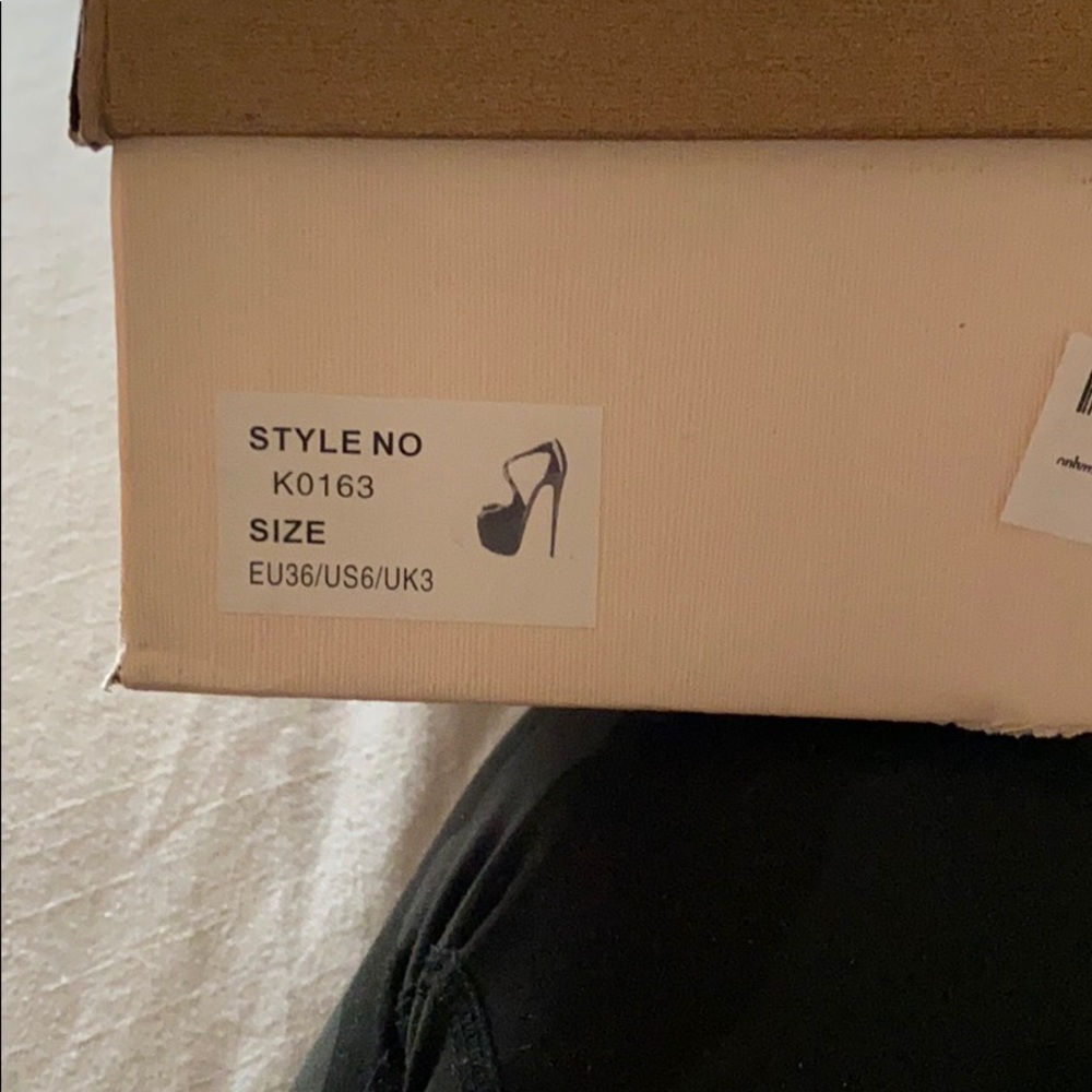 Black Pumps - Picture 14 of 14